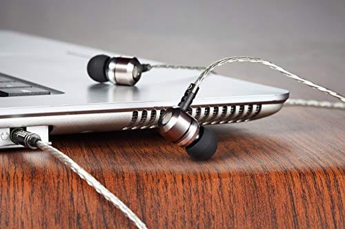 sephia SP3060 Earbuds, Wired in-Ear Headphones with Tangle-Free Cord, Noise Isolating, Bass Driven Sound, Metal Earphones, Carry Case, Ear Bud Tips